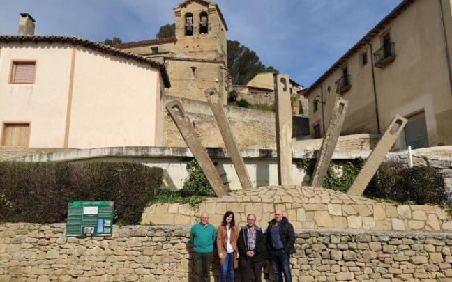 El alcalde de Eslava, Ignacio Barber; y la responsable de Promoción en Navarra de Capital Energy, Beatriz Talaverano; junto a los concejales José Javier Bariáin y Jesús Ángel Guillén. El alcalde de Eslava, Ignacio Barber; y la responsable de Promoción en Navarra de Capital Energy, Beatriz Talaverano; junto a los concejales José Javier Bariáin y Jesús Ángel Guillén.