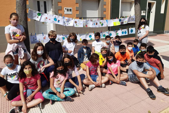 Una de las aulas del colegio azagrés posa con sus eslóganes colgados en la calle