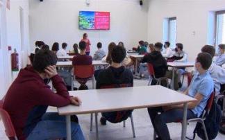Un grupo de alumnos durante una clase Un grupo de alumnos durante una clase