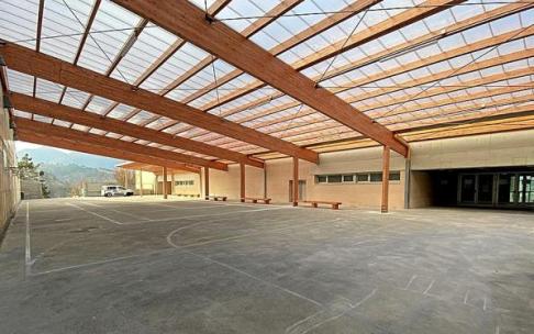 Aspecto que muestra el patio de Luzaro Eskola tras la instalación de la nueva cubierta. Foto: N.G.