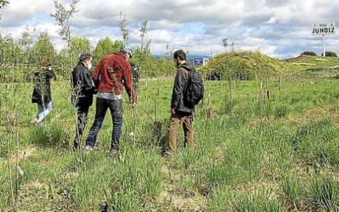 Visita de campo a la zona del parque de Jundiz en proceso de restauración. Foto: Cedida / CEA