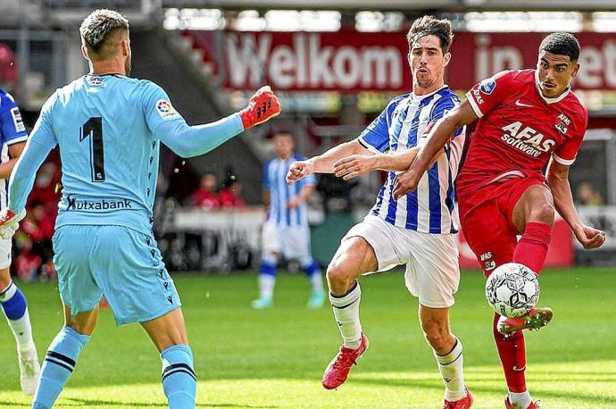 Aboukhlalles gana la partida a Aritz Elustondo y a Remiro para anotar el único tanto del partido. Foto: AZ Alkmaar