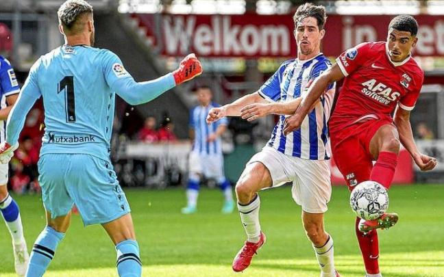 Aboukhlalles gana la partida a Aritz Elustondo y a Remiro para anotar el único tanto del partido. Foto: AZ Alkmaar