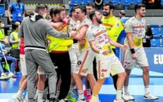 Piña en torno a Pérez de Vargas tras errar Soroka el 7 metros final con el tiempo a cero. Foto: Efe