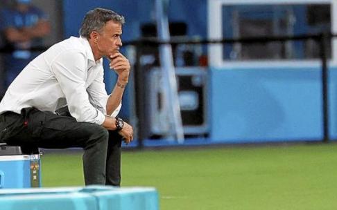 Luis Enrique sigue el partido sentado sobre la nevera 'a lo Bielsa'. Foto: Efe Luis Enrique sigue el partido sentado sobre la nevera 'a lo Bielsa'. Foto: Efe
