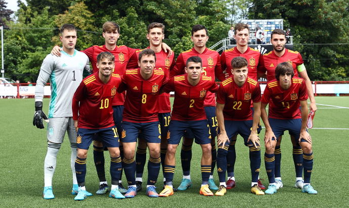 Once inicial de España sub-21, con Olasagasti (segundo de la fila inferior).