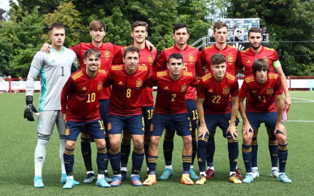 Once inicial de España sub-21, con Olasagasti (segundo de la fila inferior).