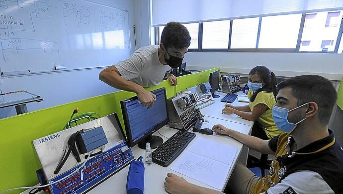 Una clase de Informática en un centro de Formación Profesional. Foto: José Mari Martínez