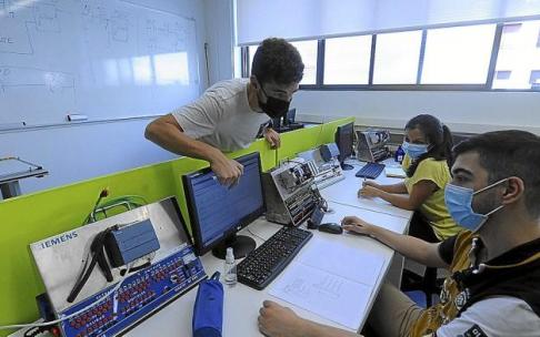 Una clase de Informática en un centro de Formación Profesional. Foto: José Mari Martínez