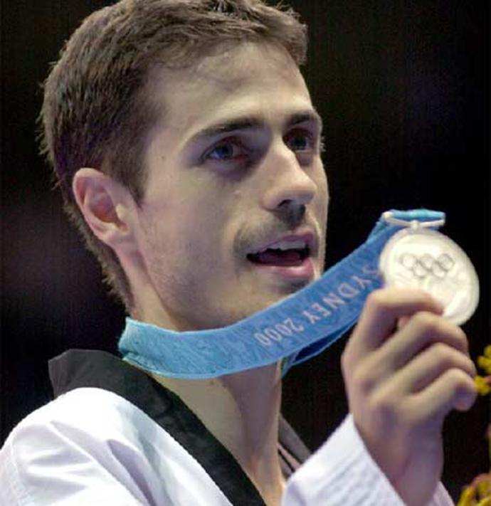 Gabriel Esparza, con la medalla de plata que logró en Sidney.