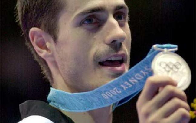 Gabriel Esparza, con la medalla de plata que logró en Sidney. Gabriel Esparza, con la medalla de plata que logró en Sidney.