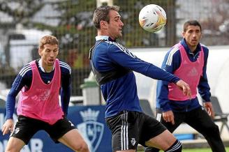 Kike García controla la pelota con el pecho en presencia de Darko y Cote.