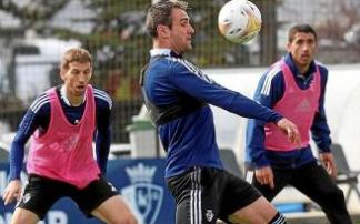 Kike García controla la pelota con el pecho en presencia de Darko y Cote.