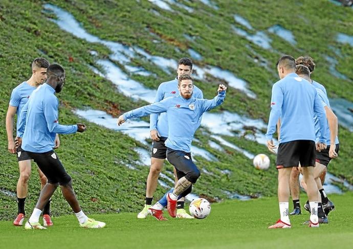 Muniain, Williams, Sancet, Capa y otros jugadores del Athletic, en un rondo. Foto: Borja Guerrero