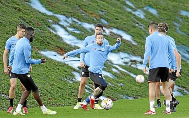 Muniain, Williams, Sancet, Capa y otros jugadores del Athletic, en un rondo. Foto: Borja Guerrero Muniain, Williams, Sancet, Capa y otros jugadores del Athletic, en un rondo. Foto: Borja Guerrero