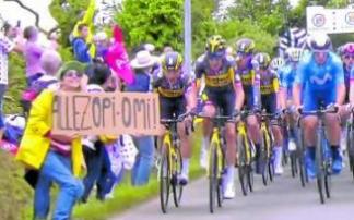 La espectadora que causó la caída múltiple. Foto: Eurosport