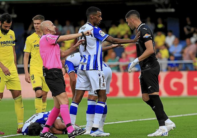 Isak se encara con Rulli tras una jugada que acabó con Le Normand en el suelo. Foto: Efe