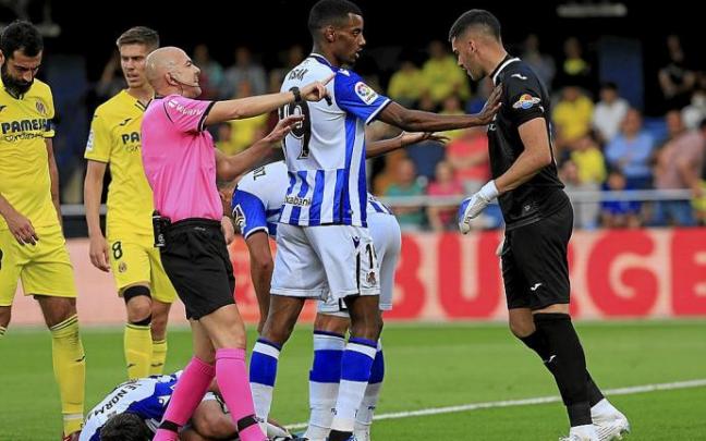 Isak se encara con Rulli tras una jugada que acabó con Le Normand en el suelo. Foto: Efe