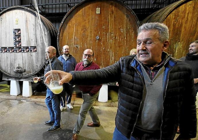 Preparativos para la esperada vuelta del txotx en la sidrería Gurutzeta de Astigarraga.