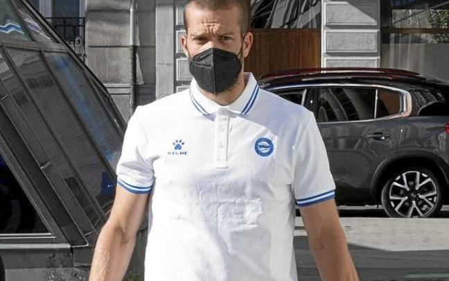 Laguardia, ayer llegando al reconocimiento médico. Foto: A. Larretxi