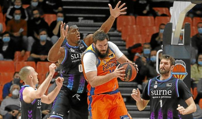 El debutante Damien Inglis defiende a Bojan Dubljevic. Foto: ACBPhoto/M. A. Polo