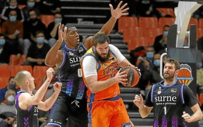 El debutante Damien Inglis defiende a Bojan Dubljevic. Foto: ACBPhoto/M. A. Polo