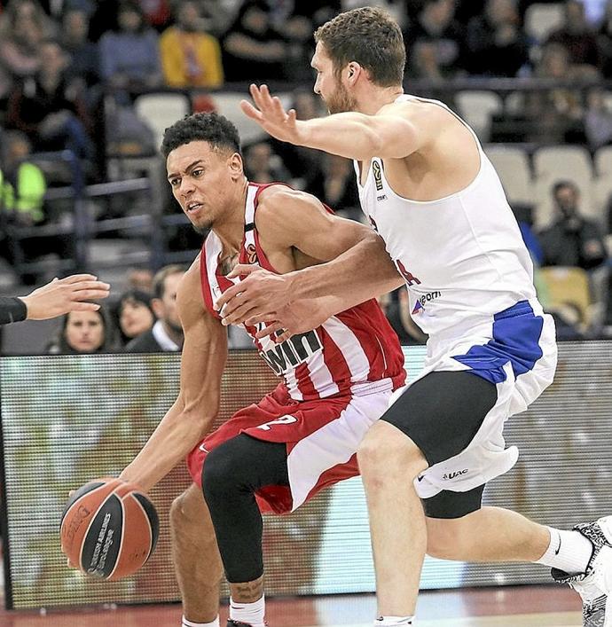 Strelnieks hostiga a Baldwin cuando el ahora base del Baskonia jugaba en el Olympiacos en la temporada 2019-20. Foto: Euroliga