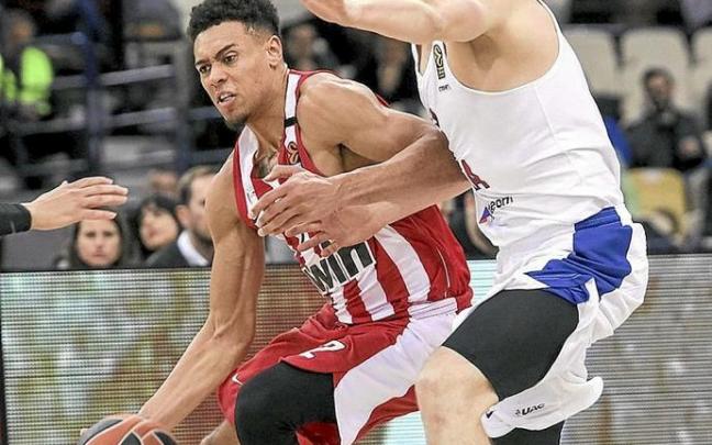 Strelnieks hostiga a Baldwin cuando el ahora base del Baskonia jugaba en el Olympiacos en la temporada 2019-20. Foto: Euroliga