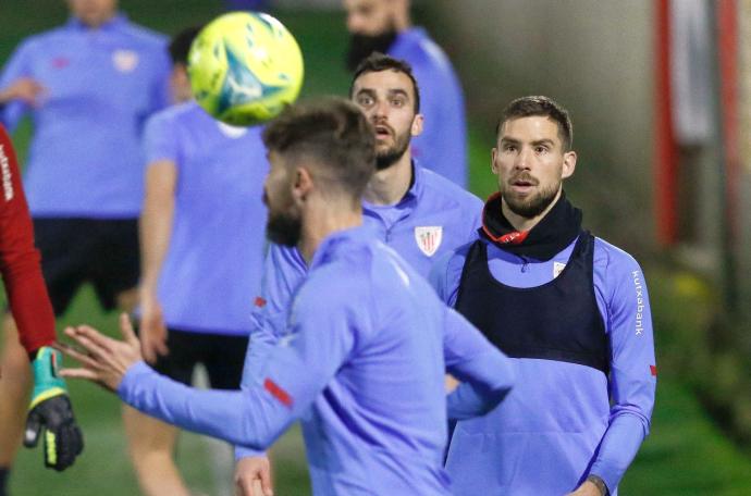 Iñigo Martínez, junto a Lekue y Yeray, en el entrenamiento de ayer miércoles por la tarde en Lezama.