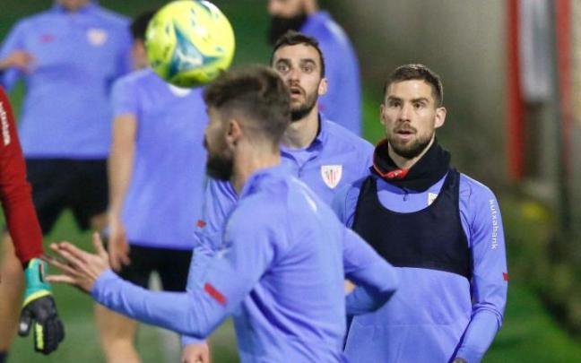 Iñigo Martínez, junto a Lekue y Yeray, en el entrenamiento de ayer miércoles por la tarde en Lezama.