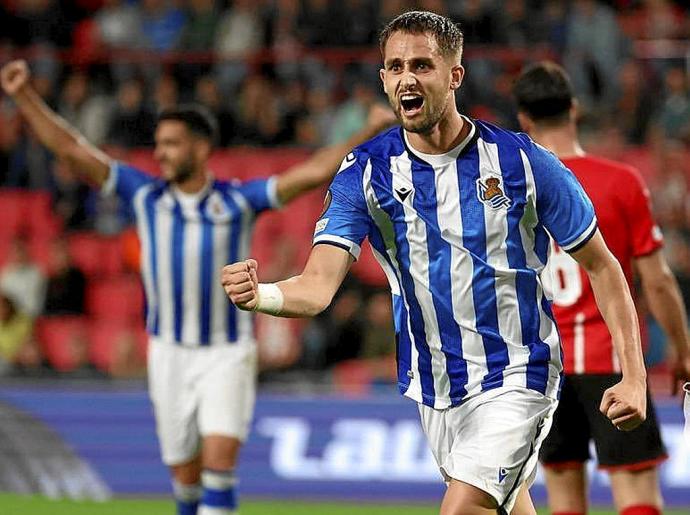 Adnan Januzaj celebra el gol que supuso el empate provisional de la Real Sociedad ante el PSV Eindhoven. Foto: RS