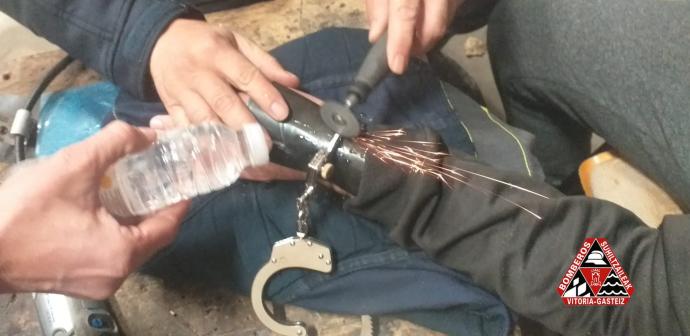 Los Bomberos tratando de liberar al hombre