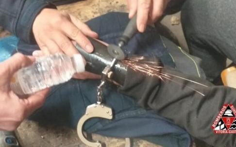 Los Bomberos tratando de liberar al hombre