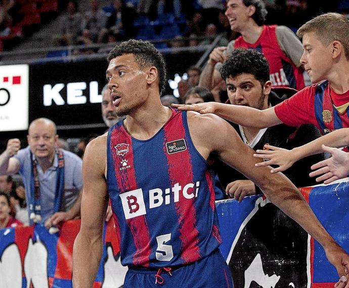 Baldwin recibe los ánimos de la afición durante el duelo contra el Joventut del pasado sábado. Foto: Josu Chavarri