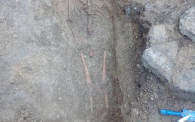 Hallado un esqueleto en las obras de la plaza de Etxauri en Vitoria.