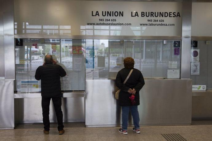 Viajeros en la estación de auobuses de Vitoria.