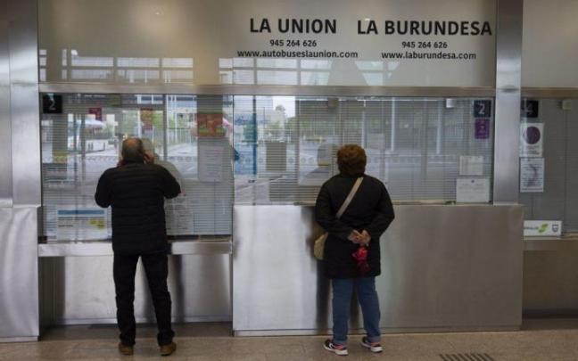 Viajeros en la estación de auobuses de Vitoria.