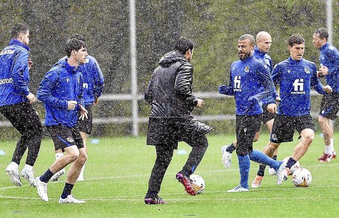 Los jugadores realistas se ejercitaron ayer en Zubieta, en la última sesión antes del partido de hoy, bajo la lluvia.