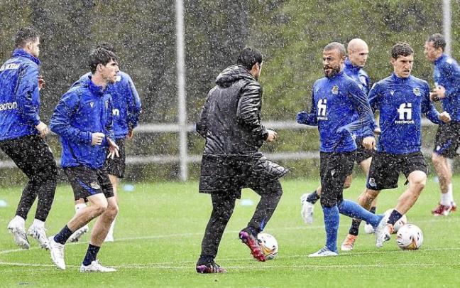 Los jugadores realistas se ejercitaron ayer en Zubieta, en la última sesión antes del partido de hoy, bajo la lluvia.