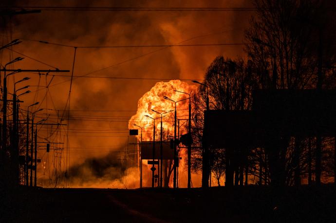 Incendio provocado por un ataque ruso en una estación de gas en Jarkóv.