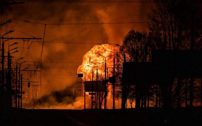 Incendio provocado por un ataque ruso en una estación de gas en Jarkóv.