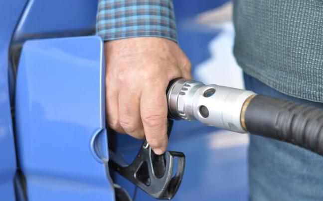 Una persona echando gasolina. Una persona echando gasolina.