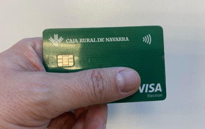 Un usuario con una tarjeta de crédito de Caja Rural de Navarra.