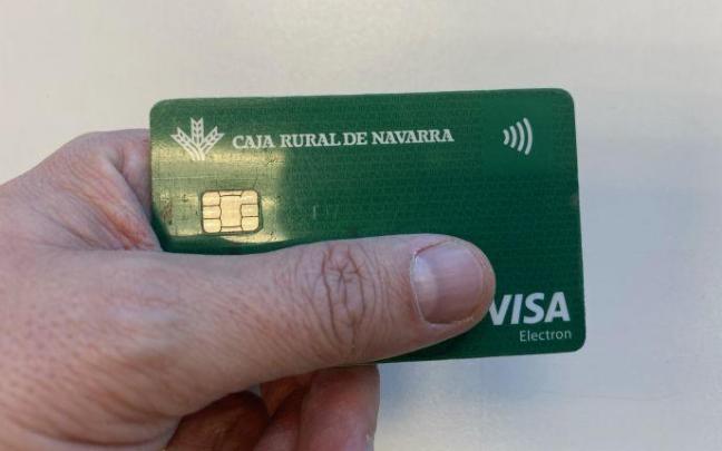 Un usuario con una tarjeta de crédito de Caja Rural de Navarra. Un usuario con una tarjeta de crédito de Caja Rural de Navarra.