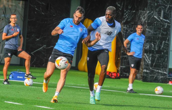 Iñaki Williams presiona a Iñigo Lekue en el entrenamiento de ayer lunes.