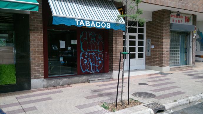 Estanco de la calle Logroño que ha bajado la persiana esta semana.