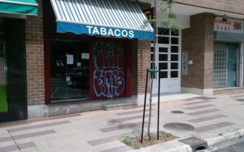 Estanco de la calle Logroño que ha bajado la persiana esta semana.