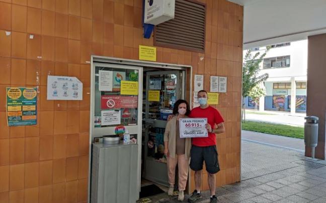 Consuelo Díaz de Cerio, empleada desde hace 15 años, y Enrique enseñan el premio del boleto vendido en su establecimiento: 60.915 euros. Consuelo Díaz de Cerio, empleada desde hace 15 años, y Enrique enseñan el premio del boleto vendido en su establecimiento: 60.915 euros.