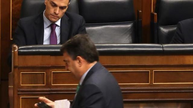 El presidente del Gobierno español, Pedro Sánchez, con el portavoz del PNV en el Congreso, Aitor Esteban