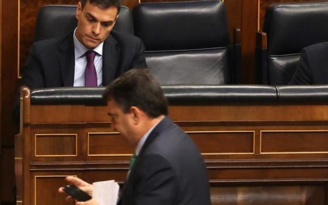 El presidente del Gobierno español, Pedro Sánchez, con el portavoz del PNV en el Congreso, Aitor Esteban